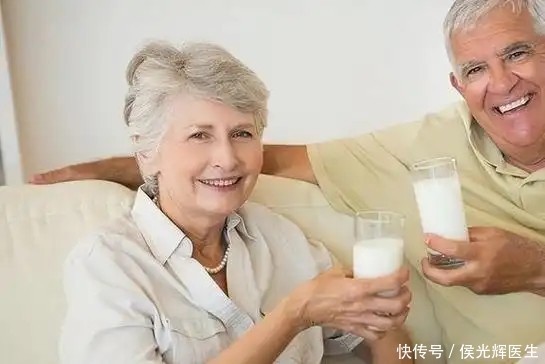 融易富 老人经常喝牛奶与不喝牛奶，有什么差别？对比差异，结果很明显