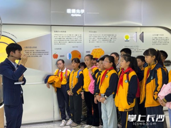 嗨牛股票 小学生走进科普教育基地，沉浸式上“眼健康科普课”